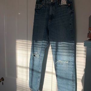 SUPER CUTE ZARA JEANS SIZE 6- SOLD OUT ONLINE NWT